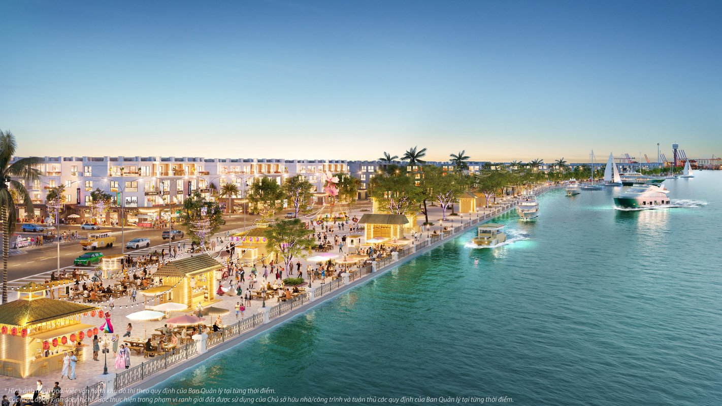 Tiện Ích Vinhomes Cam Ranh - Trải Nghiệm Cuộc Sống Đỉnh Cao Bên Vịnh Biển 1 Hình ảnh bến du thuyền vào lúc hoàng hôn với không gian hiện đại, những du thuyền sang trọng trên mặt nước xanh biếc. Khu phố ven sông tấp nập với các nhà hàng, quán cà phê, đèn trang trí lung linh và người dân tận hưởng không khí sôi động.
